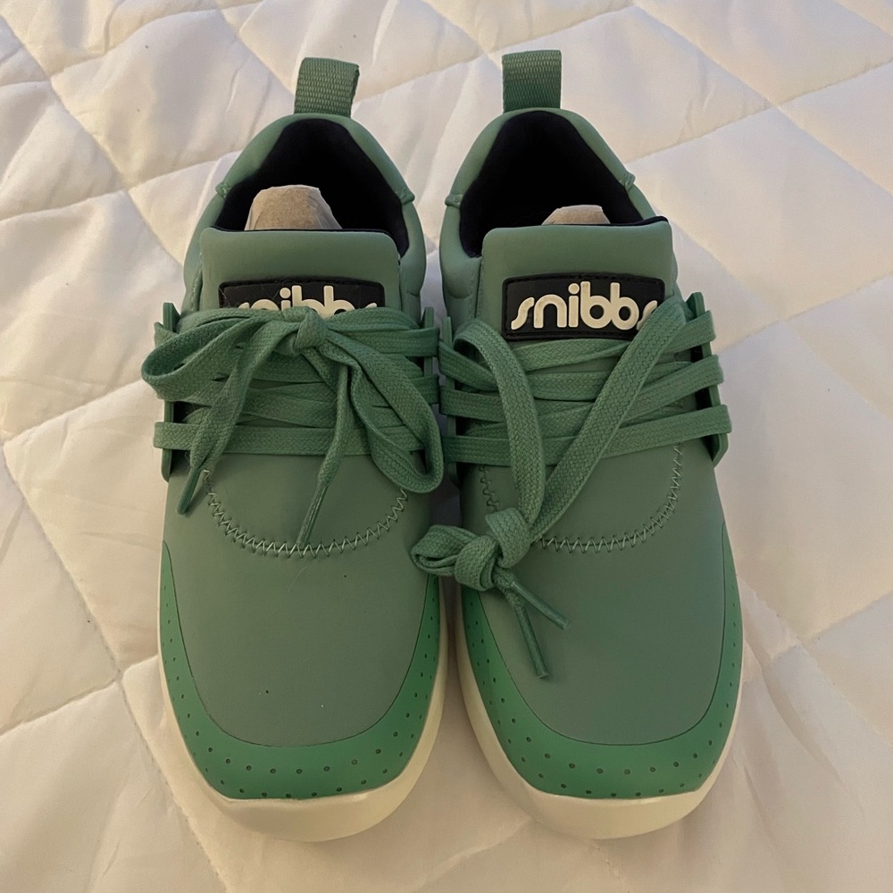 Snibbs new agave green sneakers sz 6